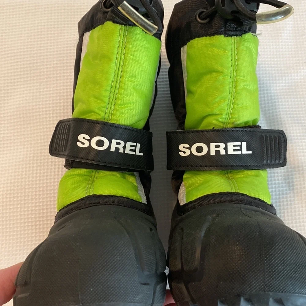 Sorel Kids toddler snow boots green and black size 6